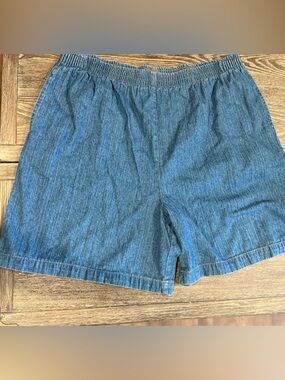 Coldwater Creek denim shorts is made in the USA from imported 100% cotton Sz(XL)